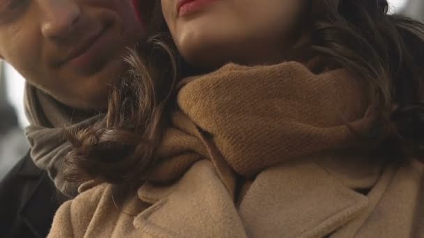 Влюбленный мужчина обнимает женщину сзади, счастливая пара выражает привязанность — стоковое видео