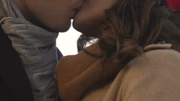 Поцелуй счастливой пары на свидании, романтическая встреча, нежность и чувство любви — стоковое видео