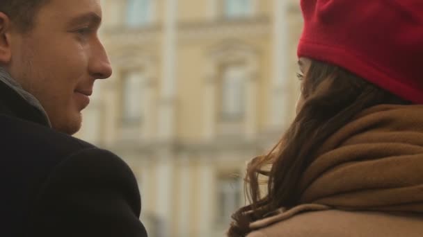 Embrasser au premier rendez-vous, couple amoureux assis en plein air, relation de confiance — Video