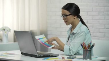 Veri, kadının başlangıç yapması kontrol uzaktan ev, serbest meslek, tasarımcı çalışma