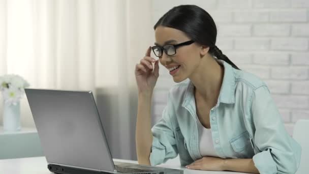 Mujer asiática en gafas charlando en red social, sonriendo y respondiendo mensaje — Vídeos de Stock