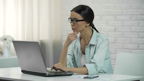 Jovem mulher asiática digitando no laptop, escrevendo paquera mensagem no namoro site — Vídeo de Stock