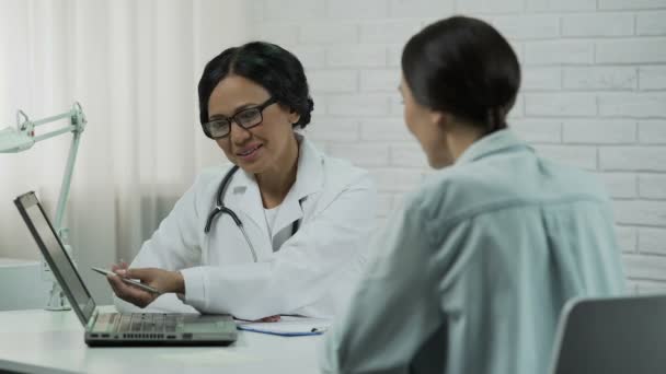 Médico mostrando resultados de teste no laptop, tratamento eficaz, recuperação do paciente — Vídeo de Stock