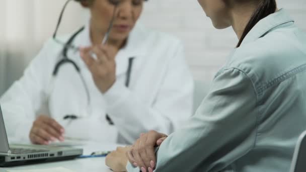 Paciente joven se entera de la enfermedad incurable, médico mujer diciendo malas noticias — Vídeo de stock