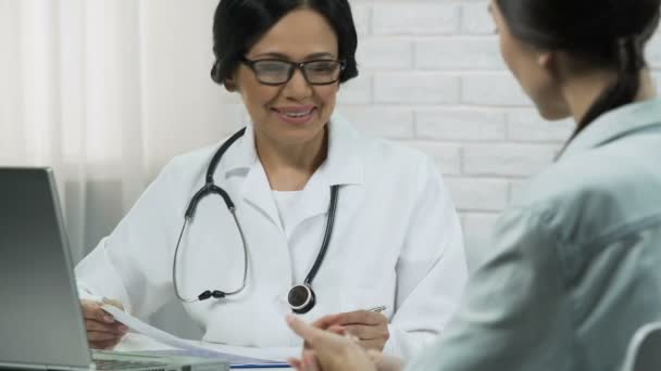 İyi sonuçlar tedavi, kadın doktor kurtarma hakkında mutlu hasta bilgilendirme — Stok video