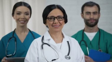 Dostu sağlık ekibi, uzman doktor ve hemşire acil personel