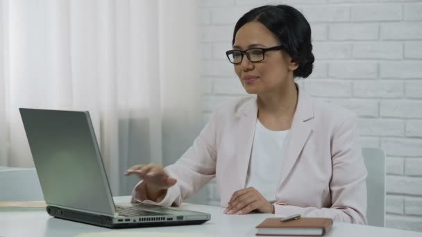 Mulher de negócios asiática digitando no laptop, iniciando a inicialização, projeto bem sucedido — Vídeo de Stock