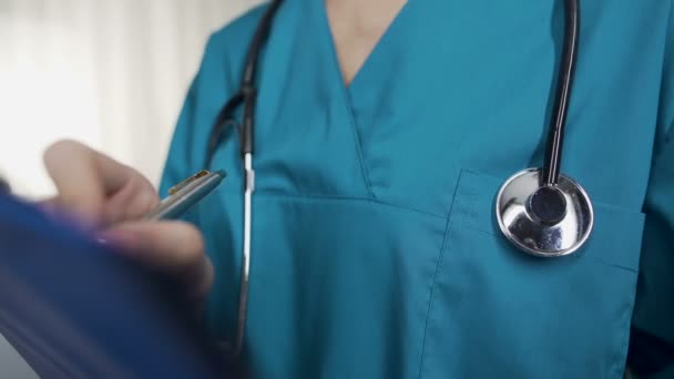 junge Krankenschwester schreibt Patientendaten in Krankenhausform, Notaufnahme