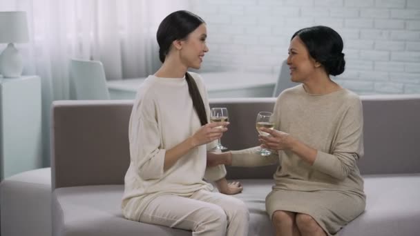 Две счастливые азиатки пьют белое вино, празднуют победу, партнерство — стоковое видео