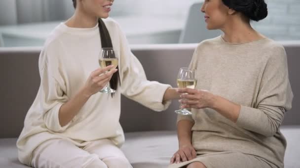 Kobiety, picie wina białego i rozmowy, wsparcie i komunikacja, uroczystości — Wideo stockowe