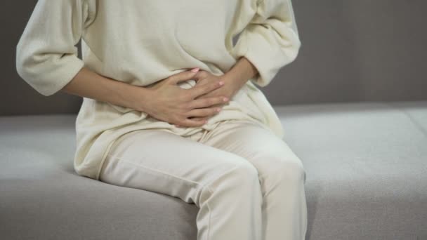 Mulher jovem que sofre de forte dor menstrual ou estômago, problemas de ginecologia — Vídeo de Stock