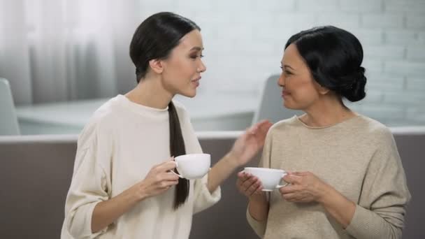 Amigas tomando el té, conversación privada entre madre e hija — Vídeos de Stock