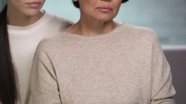 İki kadın birbirlerini zorluklar, yaşam kaybı sonra üstesinden gelmek için yardımcı destek
