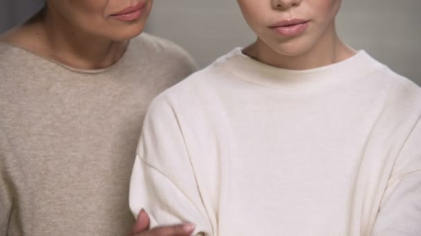 Mutter unterstützt Tochter, hilft Schwierigkeiten nach Scheidung zu überwinden, Erleichterung — Stockvideo