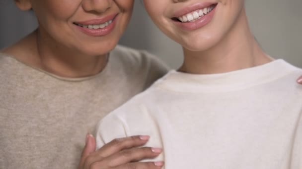 Mujeres sonrientes, madre abrazando a su hija, familia amor y felicidad — Vídeo de stock