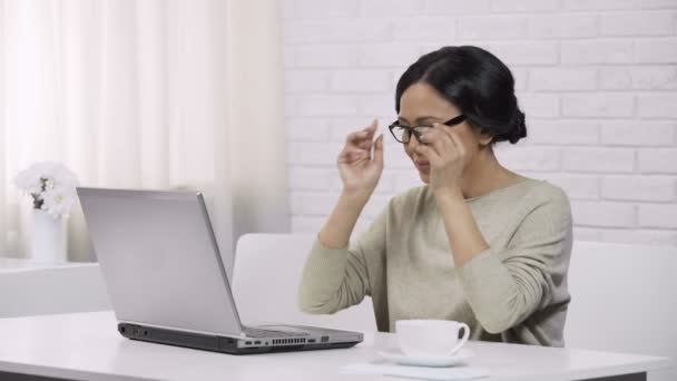Adult asiatisk kvinna bär glasögon, att skriva på laptop, skicka mail till dotter — Stockvideo