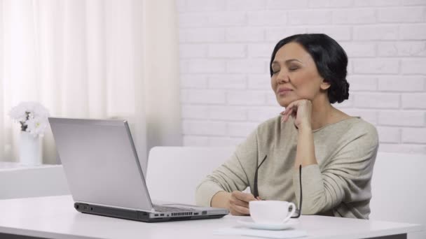 Frau wartet auf E-Mail-Antwort von Kindern, Online-Buchung und Einkauf — Stockvideo