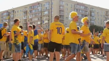 Kiev, Ukrayna - yaklaşık Haziran 2012: Futbol taraftarları şehirdeki. İlahi ve destekleyen oyuncular dans hayranları İsveç Millî Futbol Takımı