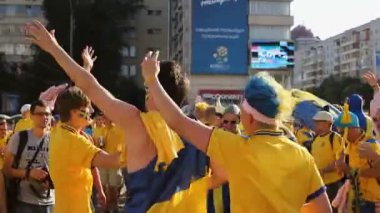 Kiev, Ukrayna - yaklaşık Haziran 2012: Futbol taraftarları şehirdeki. Öznitelikler'de, giyinmiş İsveç futbol takımı atlama ve ilahi destekçileri