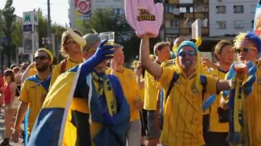 Kiev, Ukrayna - yaklaşık Haziran 2012: Futbol taraftarları şehirdeki. İsveç futbol taraftarları Milli Takımı yücelten komik maskot şapkalı giymiş