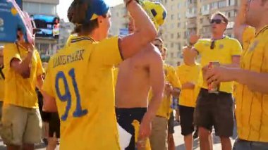 Kiev, Ukrayna - yaklaşık Haziran 2012: Futbol taraftarları şehirdeki. Neşeli çocuklar aktif akşam futbol için hazırlık atlama maç, rekabet