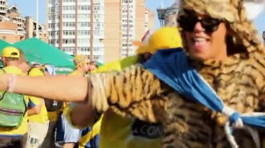 Kiev, Ukrayna - yaklaşık Haziran 2012: Futbol taraftarları şehirdeki. Milli takım, yüzlerini kamera için dalga desteklemek için erkek futbol taraftarları geldi