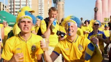 Kiev, Ukrayna - yaklaşık Haziran 2012: Futbol taraftarları şehirdeki. Şarkı marşı kameraya poz onların futbol takımının ateşli futbol fanlar