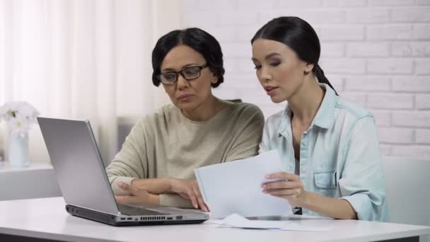 Vrouwen gebruik van online services, betalen voor nutsbedrijven, volwassen dame leert om e-mail schrijven — Stockvideo