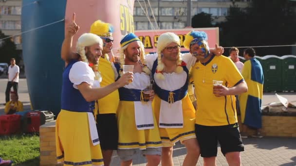 KYIV, UCRAINA - CIRCA GIUGNO 2012: tifosi di calcio in città. Felici sostenitori della squadra di calcio svedese in posa vestita con costumi divertenti — Video Stock
