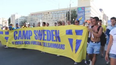 Kiev, Ukrayna - yaklaşık Haziran 2012: Futbol taraftarları şehirdeki. İsveç Millî Futbol Takımı desteklemek üzere oyuncular büyük afiş taşıyan hayranları