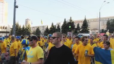 Kiev, Ukrayna - yaklaşık Haziran 2012: Futbol taraftarları şehirdeki. Onların takım futbol savaşta desteklemek için kalabalık caddede gidiyor ana stadyuma