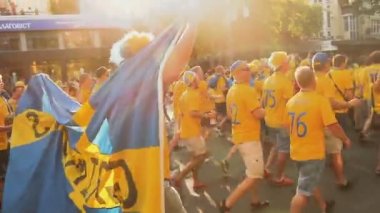 Kiev, Ukrayna - yaklaşık Haziran 2012: Futbol taraftarları şehirdeki. Neşeli kalabalık şehir şarkı chants yürüyüş İsveç futbol fanlar