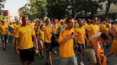 Kiev, Ukrayna - yaklaşık Haziran 2012: Futbol taraftarları şehirdeki. Büyük kalabalık futbol fanlar Ulusal renk takımlı Stadyumu takım ruhu için gidiş