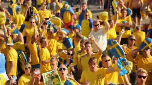 Kiev, Ukraina - Circa juni 2012: Fotbollssupportrar i staden. Skara fotbollsfans klädd i gult skandera stödja deras favoritlag — Stockvideo