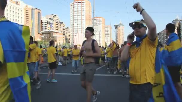 Kiev, Ukraina - Circa juni 2012: Fotbollssupportrar i staden. Skaror av nyfikna fans promenad genom gatorna förutse fotbollsliga — Stockvideo