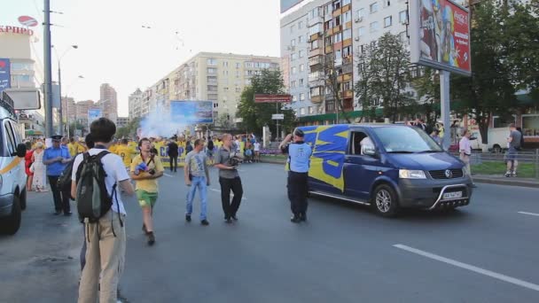 KYIV, UKRAINE - CIRCA JUIN 2012 : supporters de football dans la ville. Les agents d'application de la loi restreignent et contrôlent les ventilateurs brûlant une bombe fumigène — Video