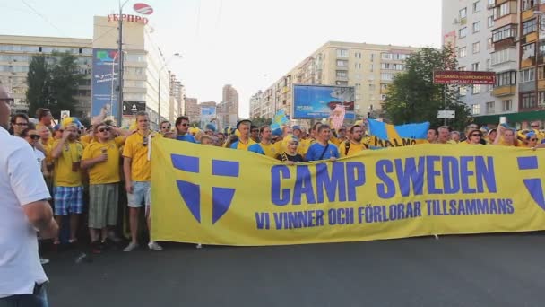 Kiev, Ukrayna - yaklaşık Haziran 2012: Futbol taraftarları şehirdeki. İsveçli hayranları stadyumuna yürüme zafer için afiş arama Milli takım tutan — Stok video