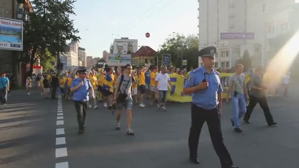 КИЕВ, Украина - CIRCA JUNE 2012: Футбольные болельщики в городе. Полиция сопровождает активную толпу шведских болельщиков, спешащих на футбольные соревнования — стоковое видео