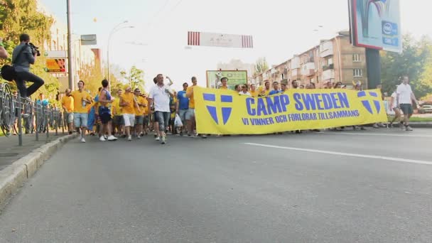 KYIV, UCRANIA - CIRCA JUNIO 2012: Los aficionados al fútbol en la ciudad. Gran procesión por carretera preparándose para una importante confrontación futbolística — Vídeos de Stock