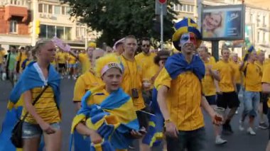 Kiev, Ukrayna - yaklaşık Haziran 2012: Futbol taraftarları şehirdeki. Sokak gösteren dayanışma yürüyüş heyecanlı neşeli futbol taraftarları kalabalıklar