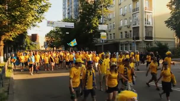 KYIV, UKRAINE - CIRCA JUNE 2012: Apoiantes do futebol na cidade. Enorme número de torcedores do time de futebol sueco mostrando solidariedade e espírito de unidade — Vídeo de Stock