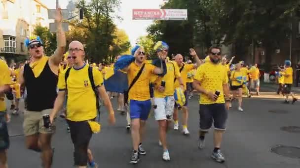 KYIV, UKRAINE - CIRCA JUNE 2012: Apoiantes do futebol na cidade. Multidão animada de fãs suecos cantando hino e agitando bandeiras, vai combinar — Vídeo de Stock