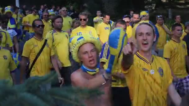 Kiev, Oekraïne - omstreeks juni 2012: Voetbalsupporters in de stad. Straten van de stad gevuld met voetbal bewonderaars in grappige hoeden, Zweedse aanhangers — Stockvideo