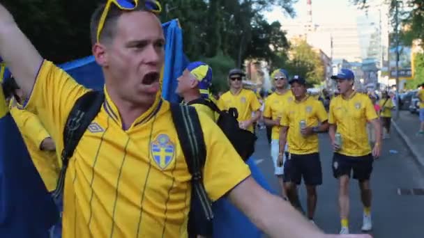 Kijów, Ukraina - około czerwca 2012: Kibiców piłki nożnej w mieście. Ardent fani prowadzenia flaga drużyny narodowej, zapowiedź zwycięstwa w konkursie — Wideo stockowe