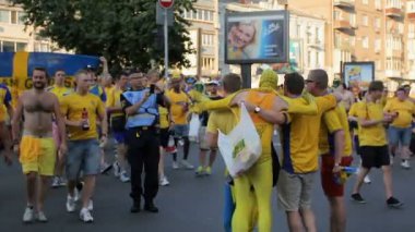 Kiev, Ukrayna - yaklaşık Haziran 2012: Futbol taraftarları şehirdeki. Yenileme ve yaklaşan futbol maçtan önce şarj bira içme hayranları