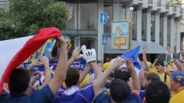 Kiev, Ukrayna - yaklaşık Haziran 2012: Futbol taraftarları şehirdeki. Fransızca ve İsveç Millî Futbol Takımı yürüyen şehir Şampiyonası sırasında fanlar.