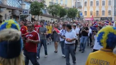 Kiev, Ukrayna - yaklaşık Haziran 2012: Futbol taraftarları şehirdeki. Euro 2012 Avrupa Futbol Şampiyonası futbol taraftarları fotoğraf çekimi için Asya temsilci seçme