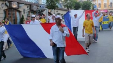 Kiev, Ukrayna - yaklaşık Haziran 2012: Futbol taraftarları şehirdeki. Şehir sokak millî futbol takımları bayrakları taşıyan fanlar sadık