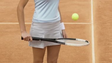 Kadın atlet topu tenis raketi, sağlıklı bir yaşam tarzı üzerinde zıplayan Close-Up