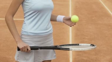 Tenis Kulübü'nde eğitim, raket ve top, closeup tutan güzel genç kadın
